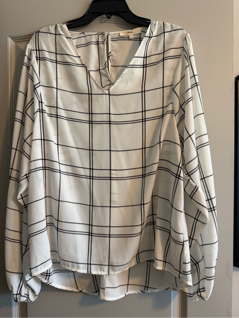 Andree White Windowpane Plaid V-Neck Blouse Size Large Excellent Used Conditon